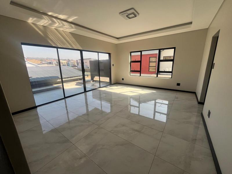 5 Bedroom Property for Sale in Six Fountains Residential Estate Gauteng