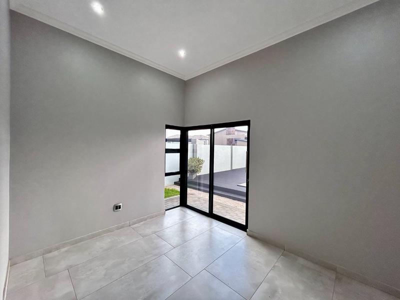 5 Bedroom Property for Sale in Six Fountains Residential Estate Gauteng