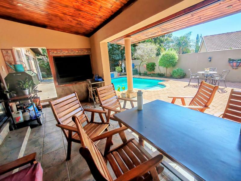 6 Bedroom Property for Sale in Rooihuiskraal Gauteng
