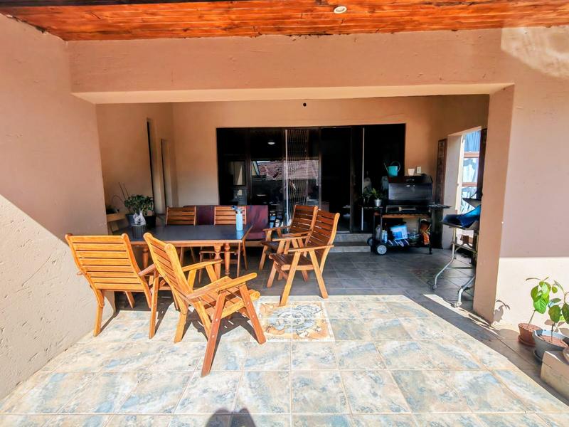 6 Bedroom Property for Sale in Rooihuiskraal Gauteng