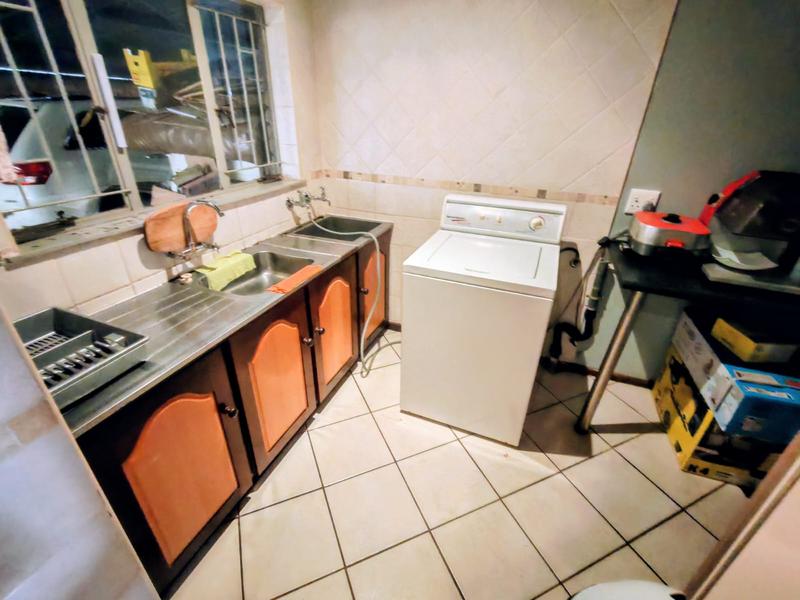 6 Bedroom Property for Sale in Rooihuiskraal Gauteng