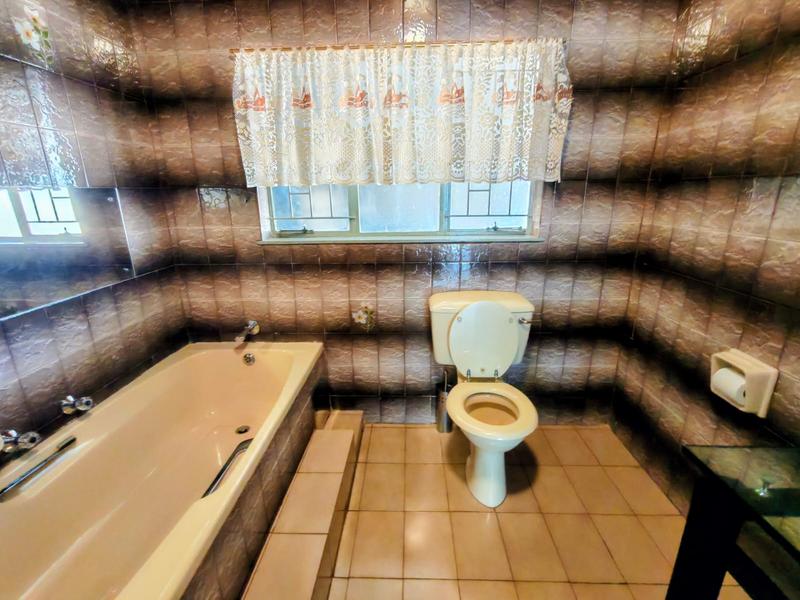 6 Bedroom Property for Sale in Rooihuiskraal Gauteng