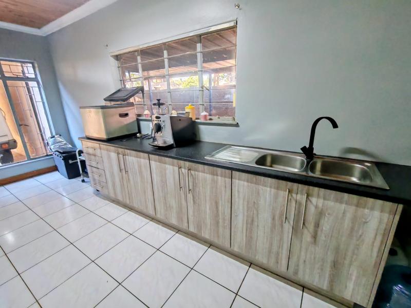 6 Bedroom Property for Sale in Rooihuiskraal Gauteng