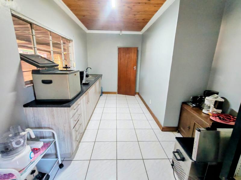 6 Bedroom Property for Sale in Rooihuiskraal Gauteng