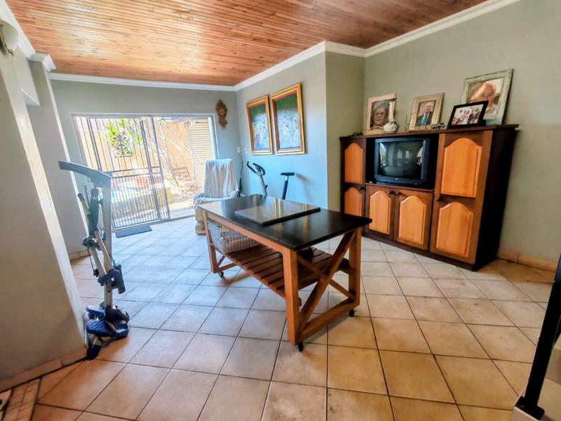 6 Bedroom Property for Sale in Rooihuiskraal Gauteng