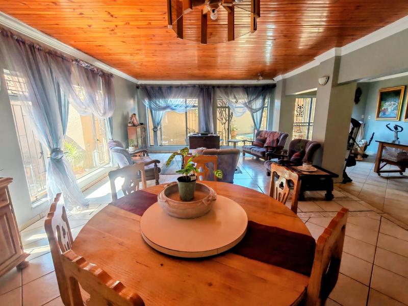 6 Bedroom Property for Sale in Rooihuiskraal Gauteng