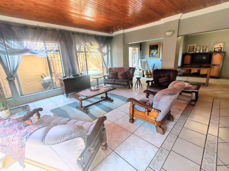 6 Bedroom Property for Sale in Rooihuiskraal Gauteng