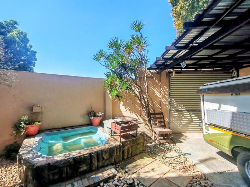 6 Bedroom Property for Sale in Rooihuiskraal Gauteng