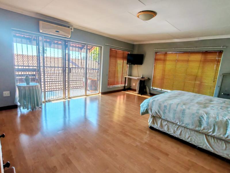 6 Bedroom Property for Sale in Rooihuiskraal Gauteng
