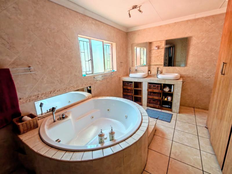 6 Bedroom Property for Sale in Rooihuiskraal Gauteng