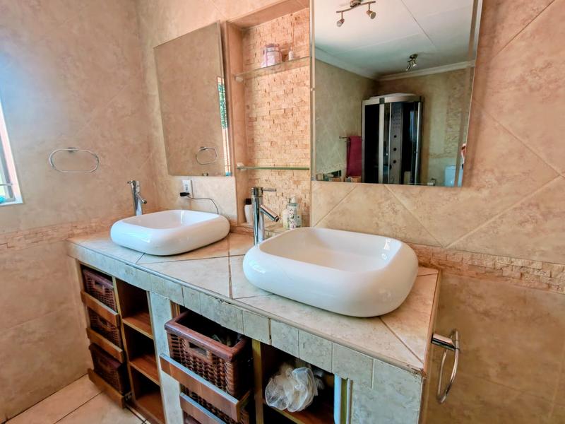 6 Bedroom Property for Sale in Rooihuiskraal Gauteng