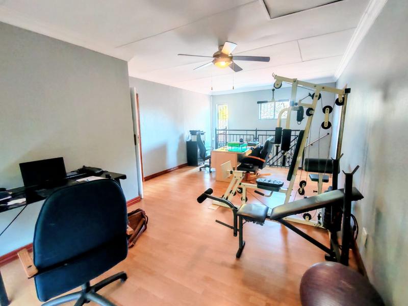 6 Bedroom Property for Sale in Rooihuiskraal Gauteng