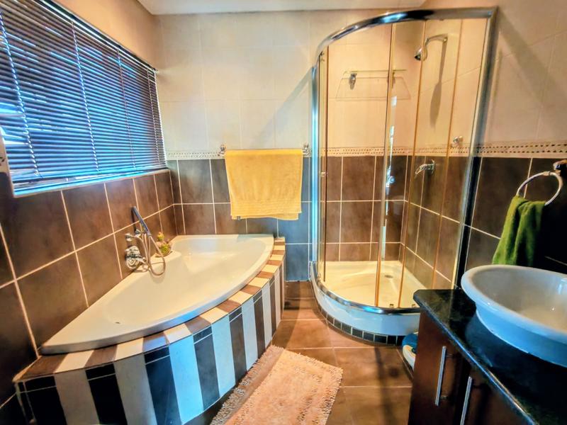 6 Bedroom Property for Sale in Rooihuiskraal Gauteng