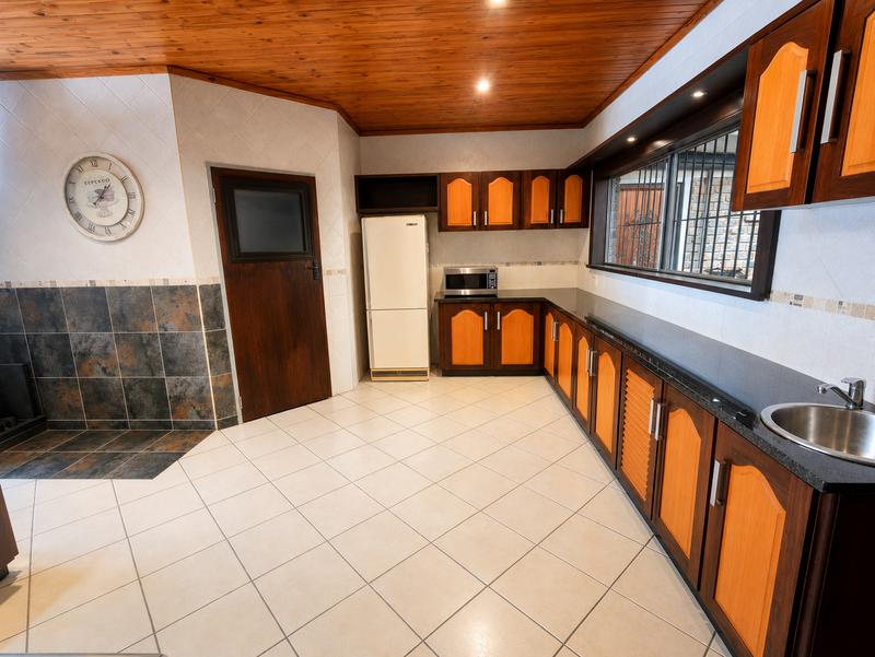 6 Bedroom Property for Sale in Rooihuiskraal Gauteng