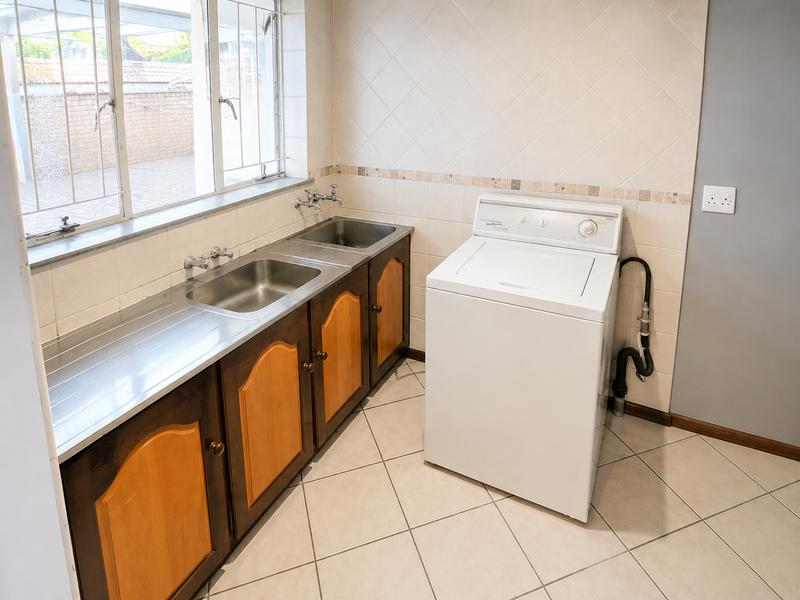 6 Bedroom Property for Sale in Rooihuiskraal Gauteng