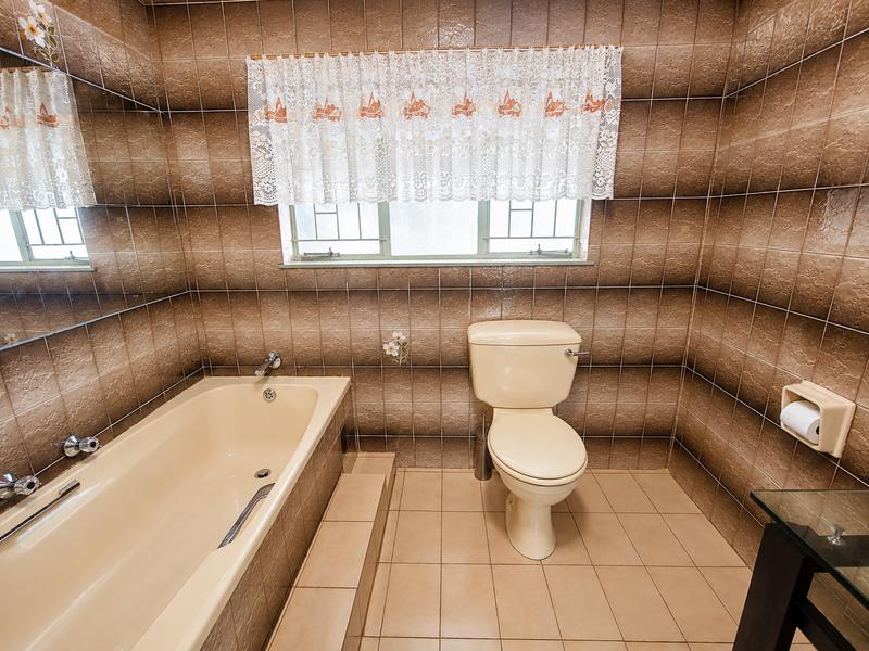 6 Bedroom Property for Sale in Rooihuiskraal Gauteng
