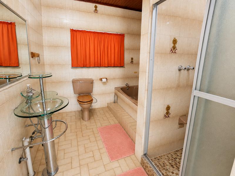 6 Bedroom Property for Sale in Rooihuiskraal Gauteng