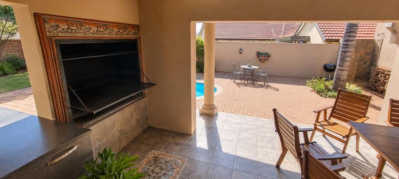 6 Bedroom Property for Sale in Rooihuiskraal Gauteng