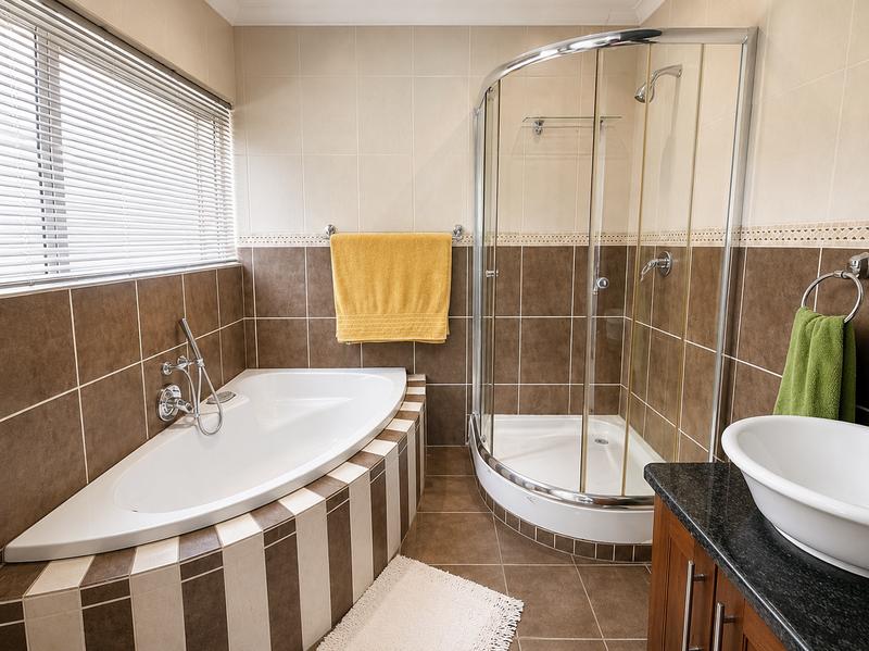 6 Bedroom Property for Sale in Rooihuiskraal Gauteng