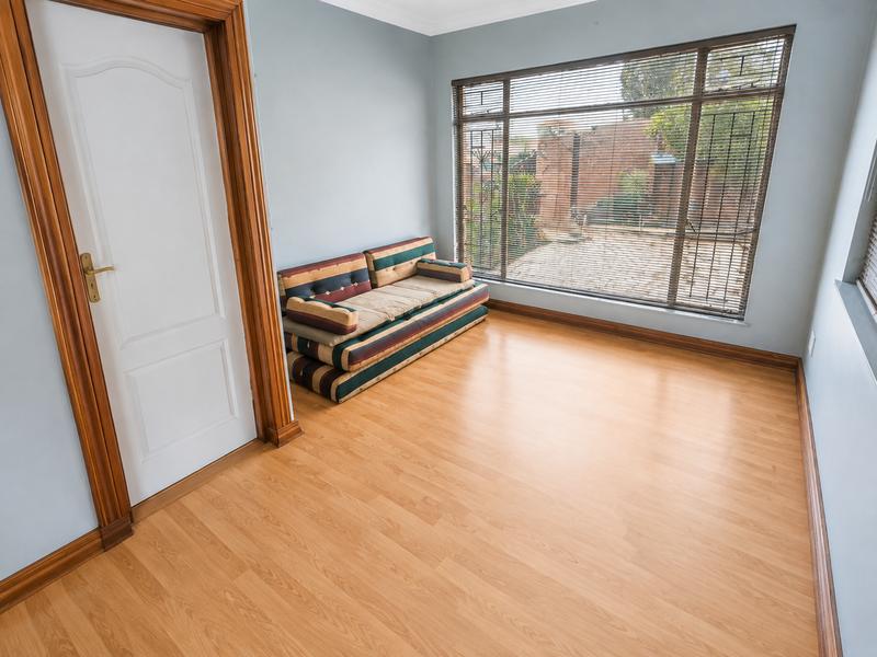 6 Bedroom Property for Sale in Rooihuiskraal Gauteng
