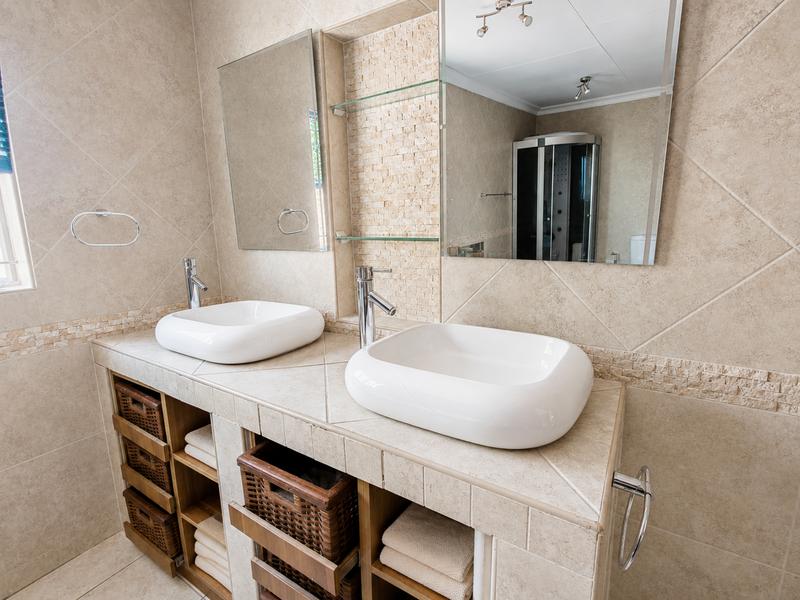 6 Bedroom Property for Sale in Rooihuiskraal Gauteng