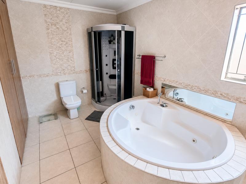 6 Bedroom Property for Sale in Rooihuiskraal Gauteng