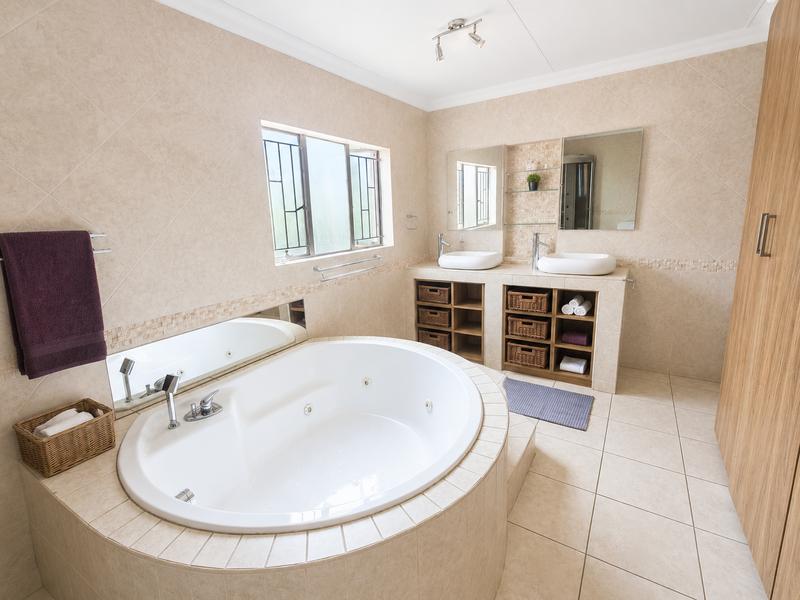 6 Bedroom Property for Sale in Rooihuiskraal Gauteng