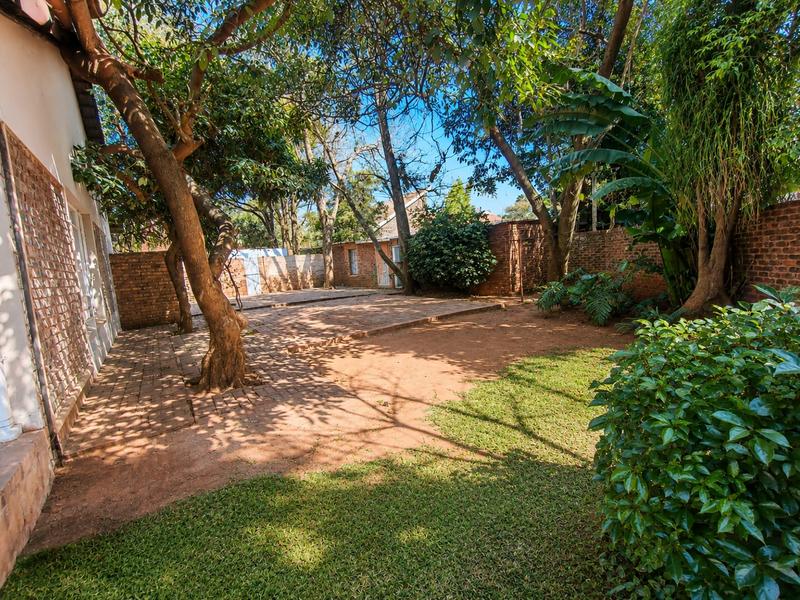 6 Bedroom Property for Sale in Rooihuiskraal Gauteng