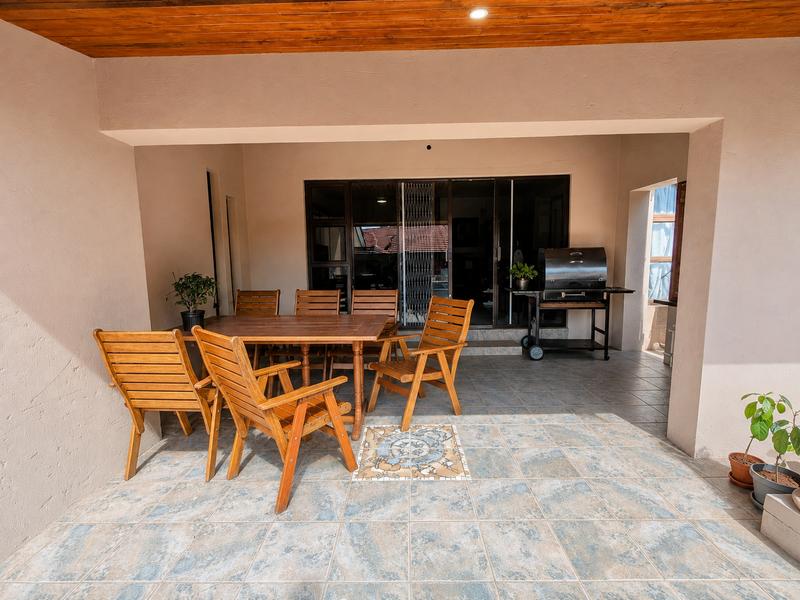 6 Bedroom Property for Sale in Rooihuiskraal Gauteng