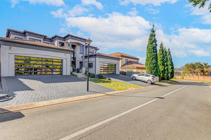 5 Bedroom Property for Sale in Blue Valley Golf Estate Gauteng