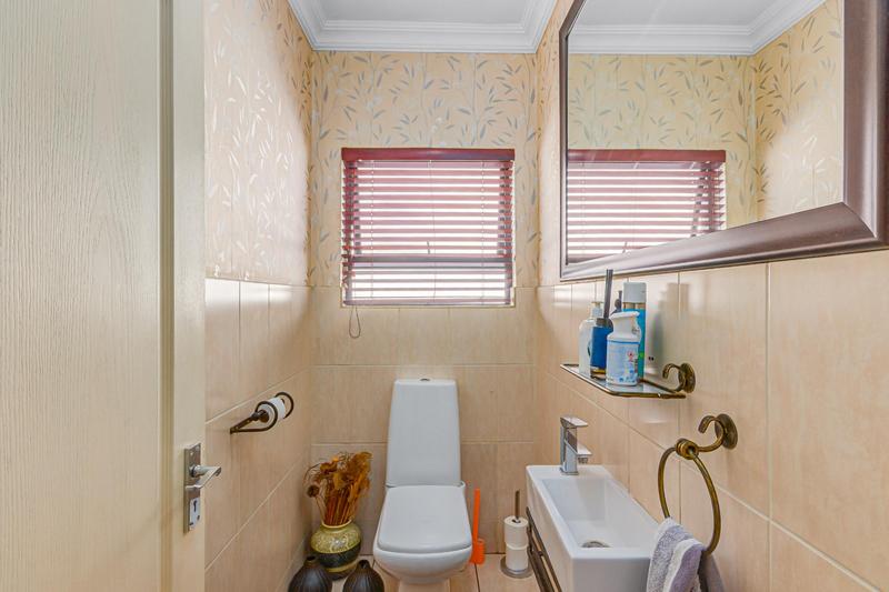 5 Bedroom Property for Sale in Blue Valley Golf Estate Gauteng