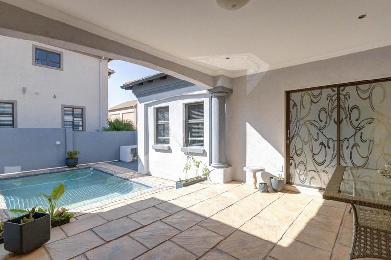 5 Bedroom Property for Sale in Blue Valley Golf Estate Gauteng