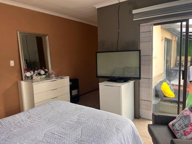 2 Bedroom Property for Sale in Mondeor Gauteng
