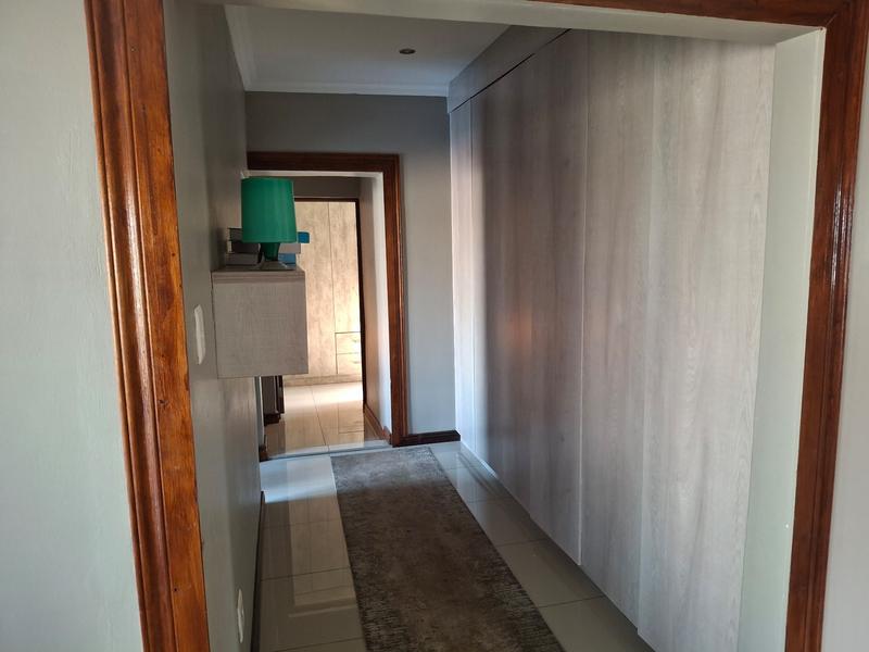 5 Bedroom Property for Sale in Monavoni Gauteng