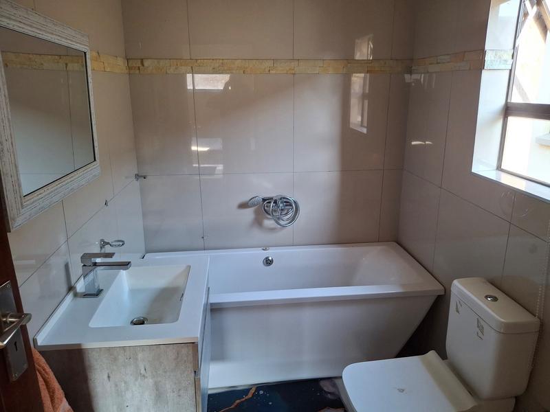 5 Bedroom Property for Sale in Monavoni Gauteng