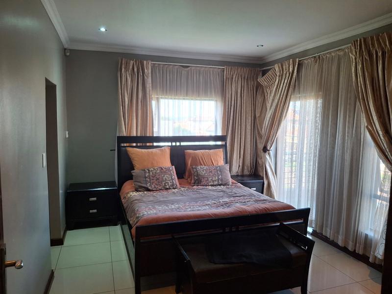 5 Bedroom Property for Sale in Monavoni Gauteng