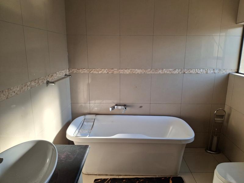 5 Bedroom Property for Sale in Monavoni Gauteng