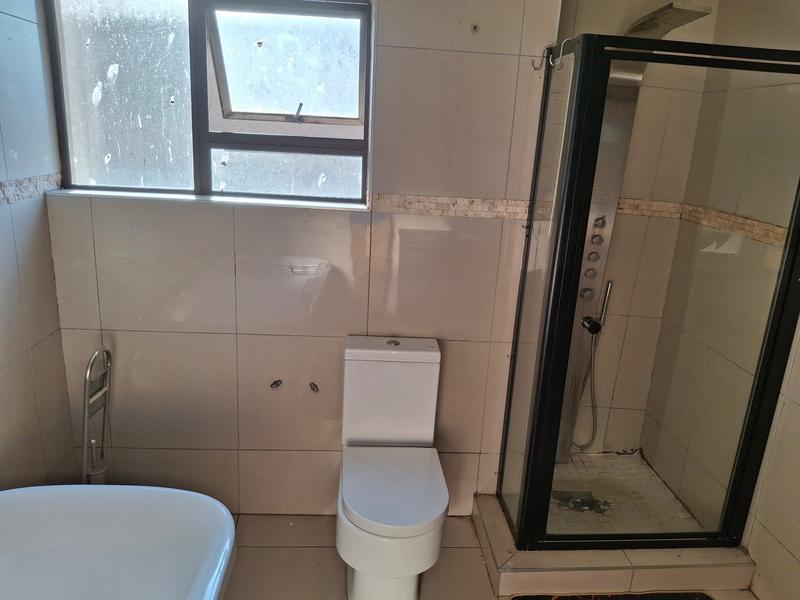 5 Bedroom Property for Sale in Monavoni Gauteng