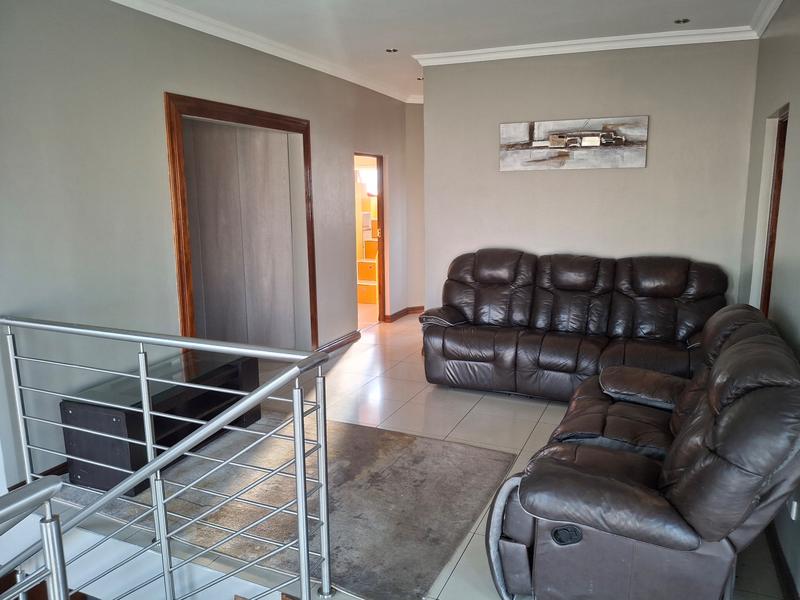 5 Bedroom Property for Sale in Monavoni Gauteng