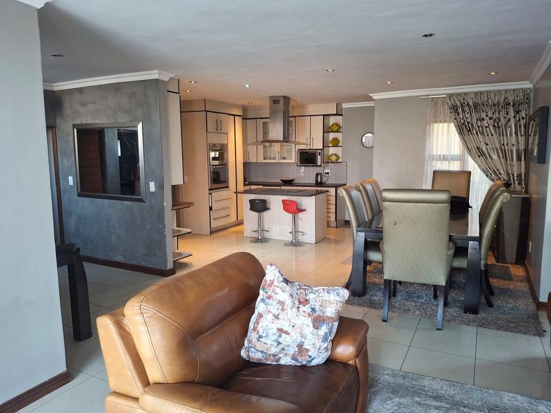 5 Bedroom Property for Sale in Monavoni Gauteng