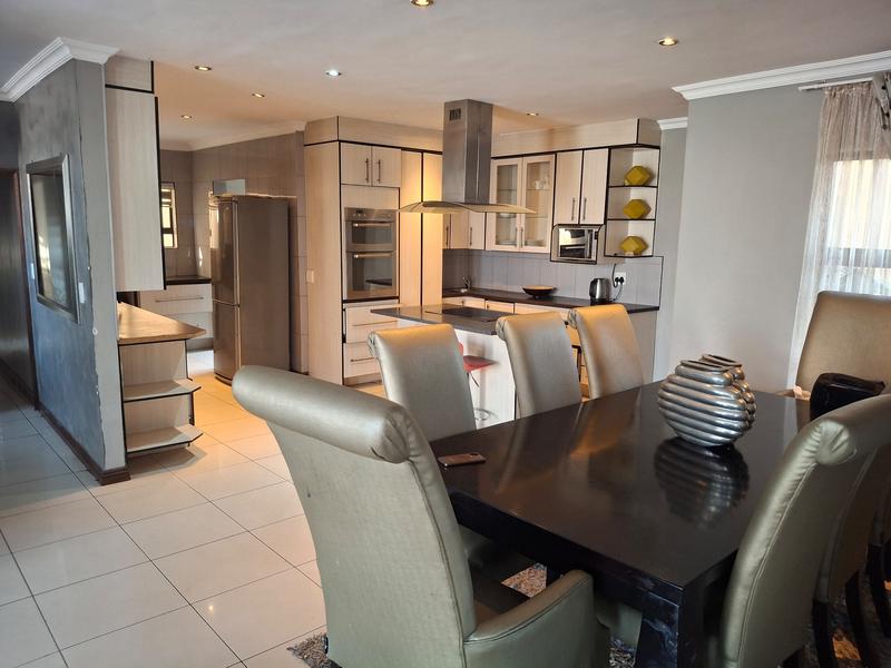 5 Bedroom Property for Sale in Monavoni Gauteng