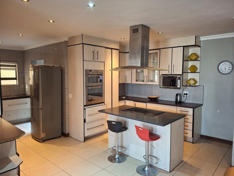 5 Bedroom Property for Sale in Monavoni Gauteng