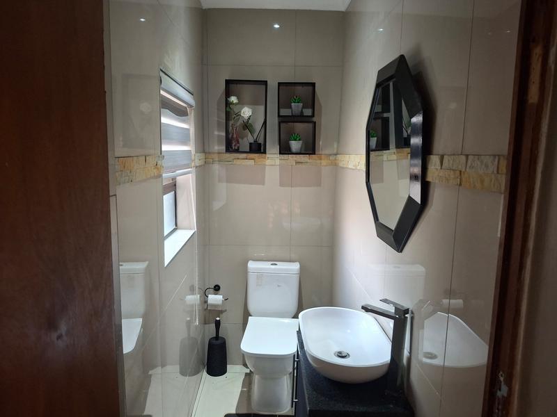 5 Bedroom Property for Sale in Monavoni Gauteng