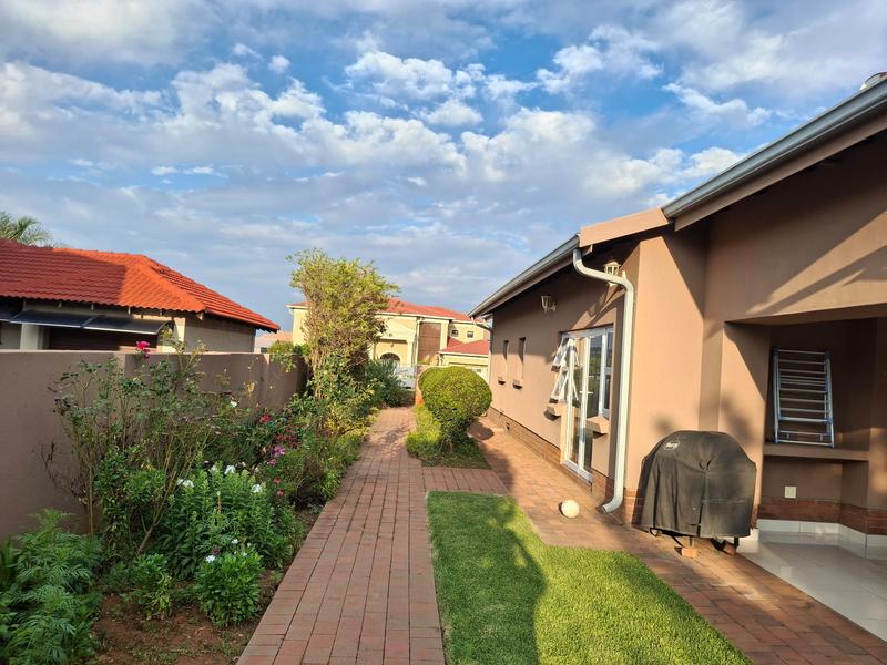 4 Bedroom Property for Sale in Monavoni Gauteng