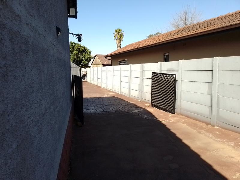 3 Bedroom Property for Sale in Brackendowns Gauteng