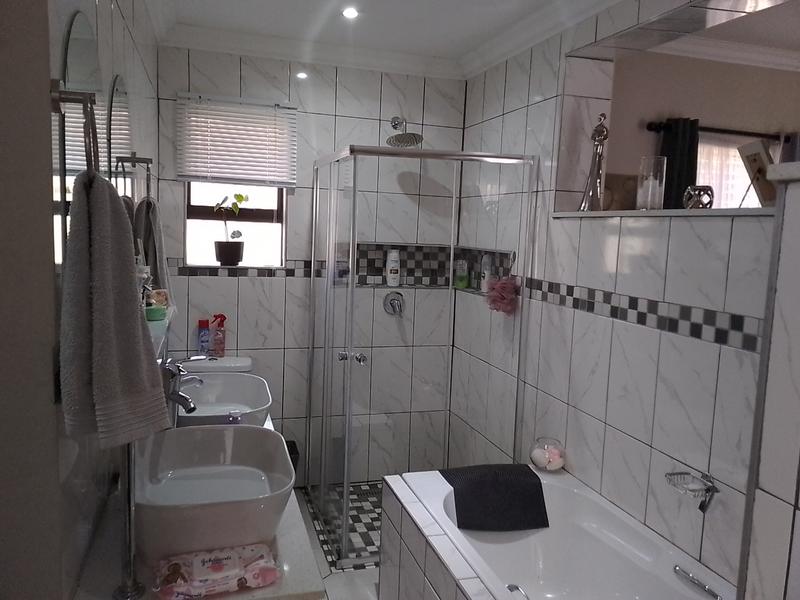 7 Bedroom Property for Sale in Brackenhurst Gauteng