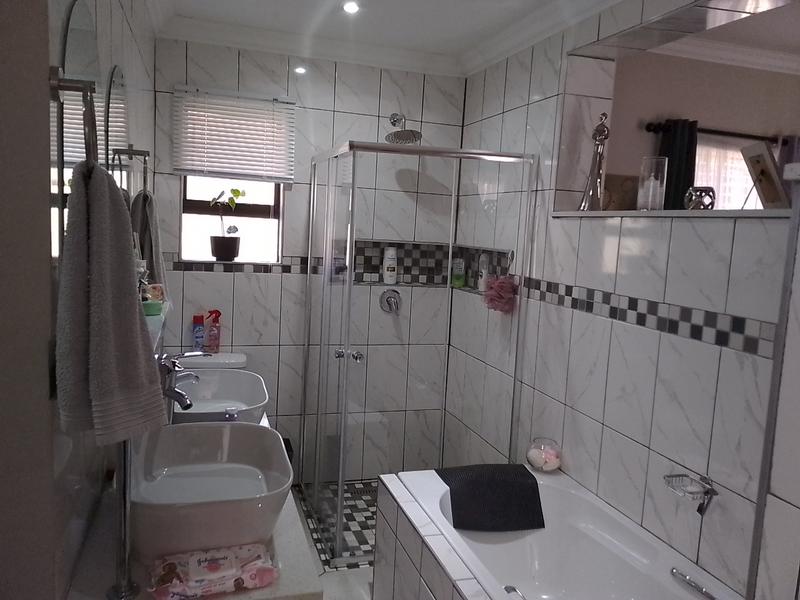 7 Bedroom Property for Sale in Brackenhurst Gauteng