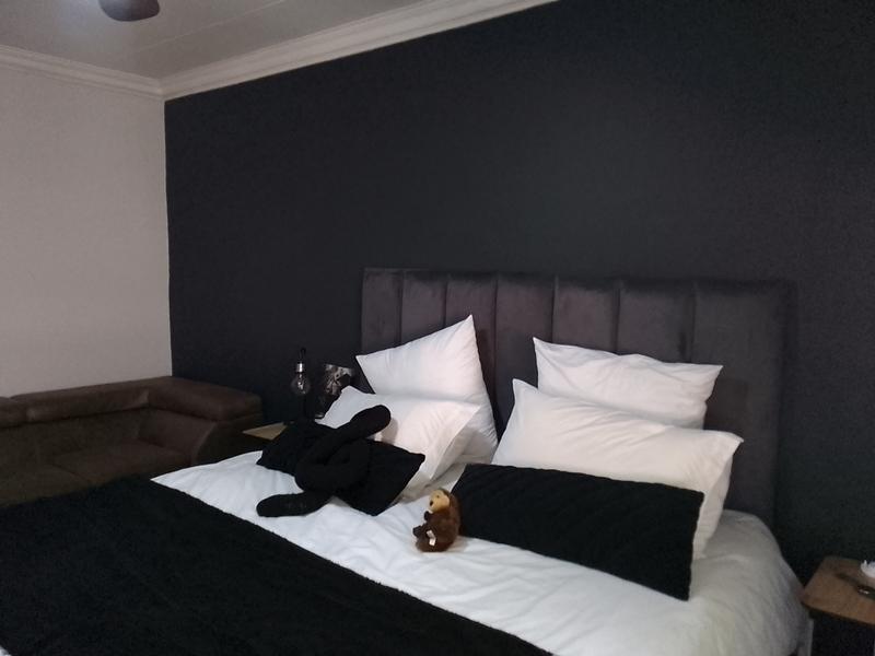 7 Bedroom Property for Sale in Brackenhurst Gauteng