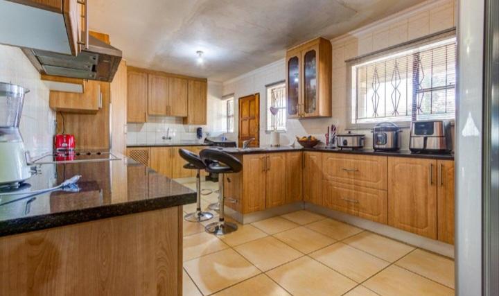 4 Bedroom Property for Sale in Clayville Gauteng