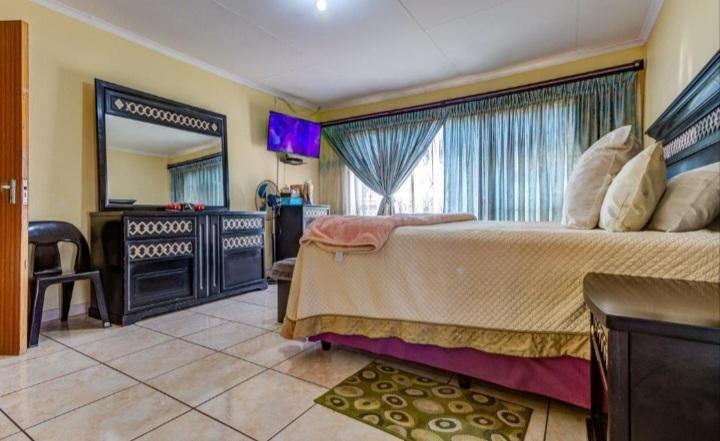 4 Bedroom Property for Sale in Clayville Gauteng